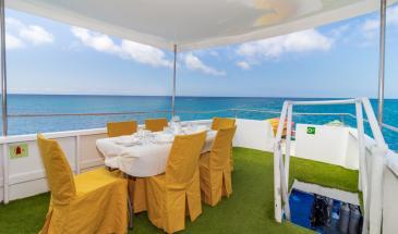 outdoor dining danubio boat Dining area with sea view in an open-air space