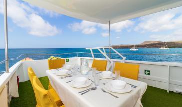 ocean front dining table - danubio yacht Dining area in the open air part of the Danubio Azul Yacht