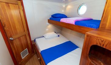 bank beds cabin danubio liveaboard Bunk beds cabin and door